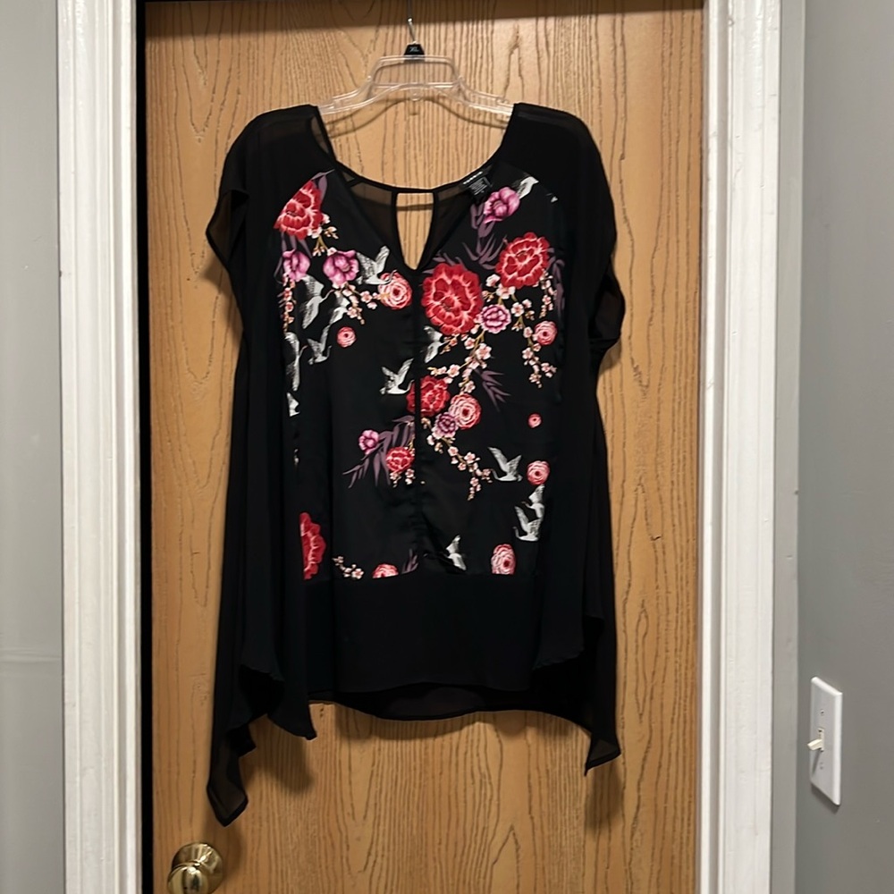 Torrid flowy blouse with crane and floral motifs. Size 1